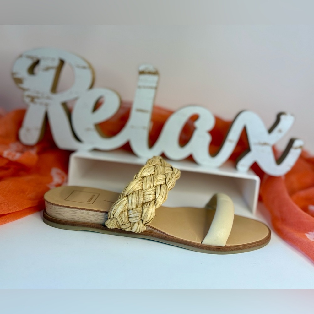 🌸DOLCE VITA pre-owned cream sandals. Size 7.5. WSAND19.